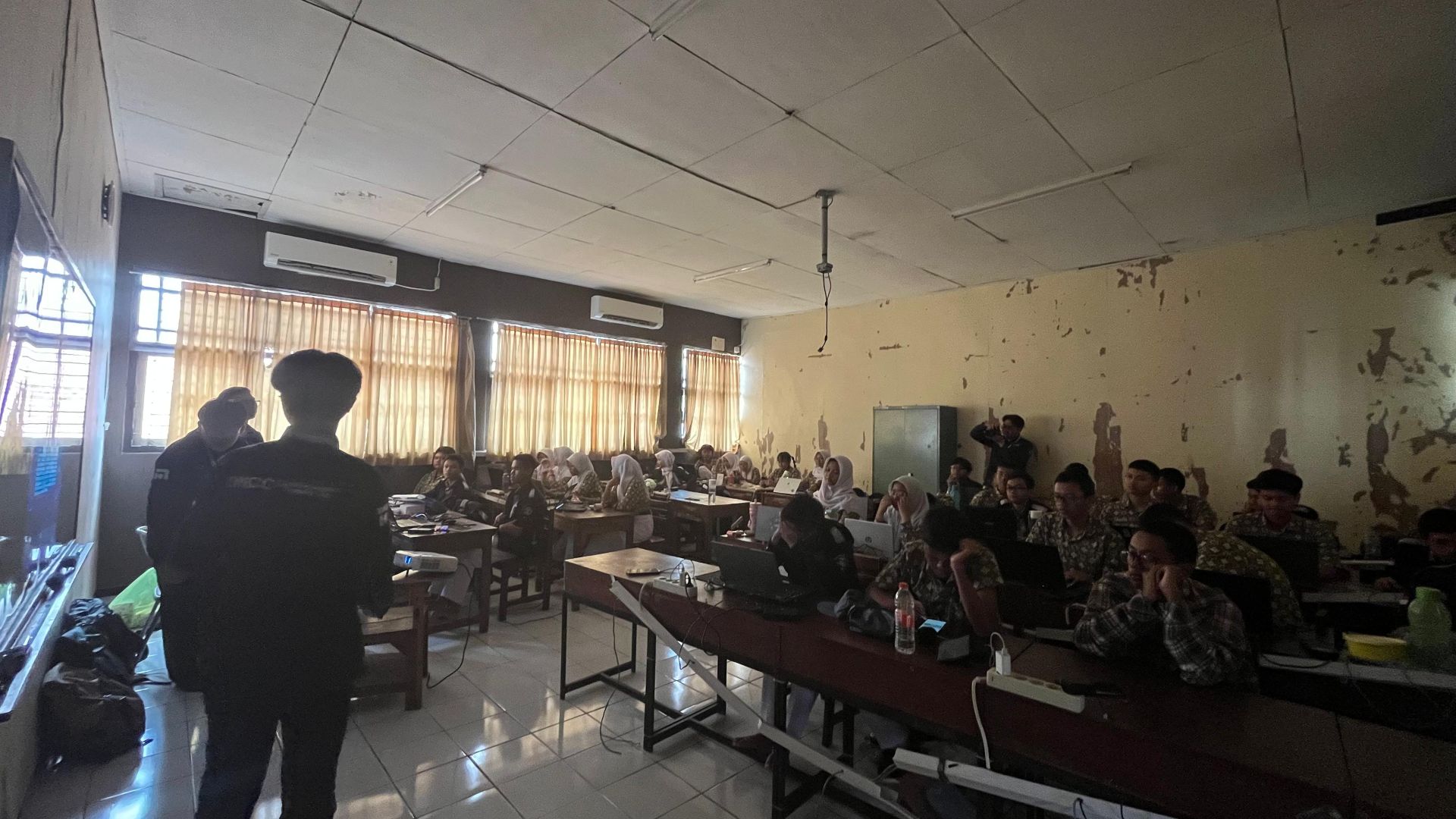 Penjelasan materi pelatihan kepada peserta didik SMK Negeri 8 Semarang